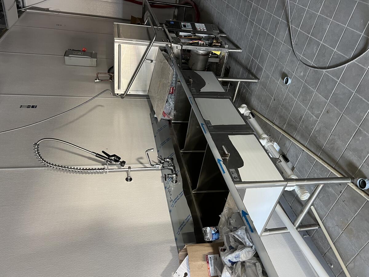 Commercial kitchen sink